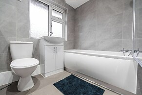 3-Bed Bolton - Hospital & Town