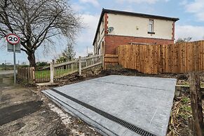 3-Bed Bolton - Hospital & Town
