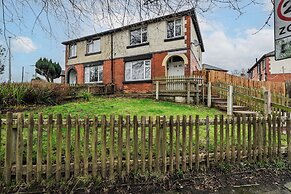 3-Bed Bolton - Hospital & Town