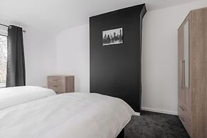 3-Bed Bolton - Hospital & Town