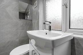 3-Bed Bolton - Hospital & Town