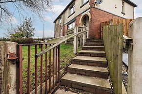 3-Bed Bolton - Hospital & Town