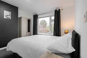 3-Bed Bolton - Hospital & Town