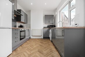 3-Bed Bolton - Hospital & Town