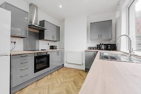 3-Bed Bolton - Hospital & Town