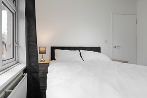 3-Bed Bolton - Hospital & Town