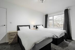 3-Bed Bolton - Hospital & Town
