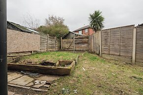 3-Bed Bolton - Hospital & Town
