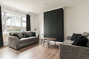 3-Bed Bolton - Hospital & Town