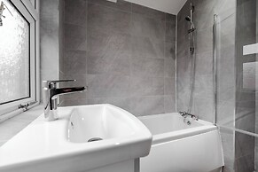 3-Bed Bolton - Hospital & Town