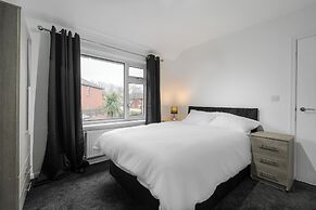3-Bed Bolton - Hospital & Town