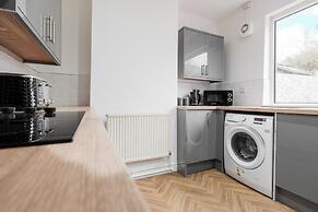 3-Bed Bolton - Hospital & Town
