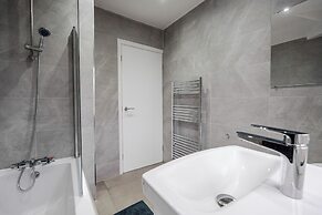 3-Bed Bolton - Hospital & Town