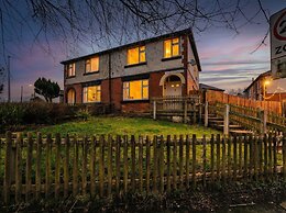 3-Bed Bolton - Hospital & Town