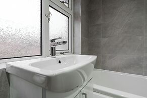 3-Bed Bolton - Hospital & Town