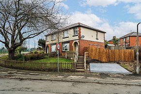 3-Bed Bolton - Hospital & Town
