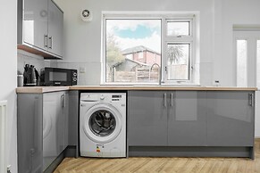 3-Bed Bolton - Hospital & Town