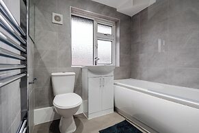 3-Bed Bolton - Hospital & Town