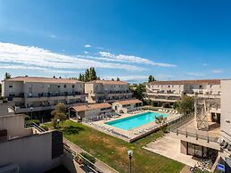 AC Apartment With Pool View for 4
