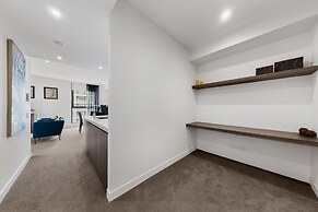 Skyline 2BR Apt Near Metro Ryde