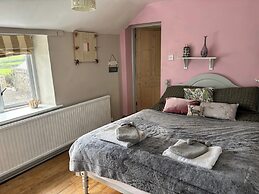 Cottage Sleeps 4 With Wifi