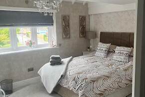 Tranquil Solihull Retreat - 3 Bedroom House