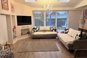 Tranquil Solihull Retreat - 3 Bedroom House
