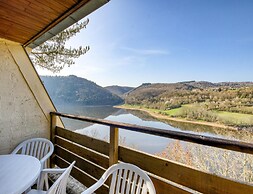 Lake View Miremont Apartment for 5