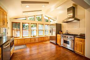 Riverside Holiday Home Sleeps 10