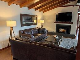 Riverside Holiday Home Sleeps 10