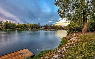 Riverside Holiday Home Sleeps 10