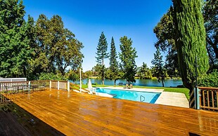 Riverside Holiday Home Sleeps 10
