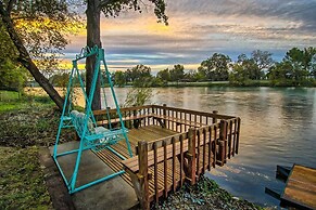 Riverside Holiday Home Sleeps 10