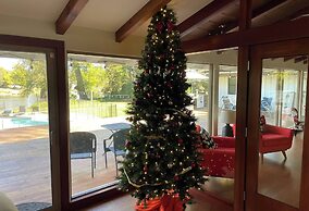 Riverside Holiday Home Sleeps 10