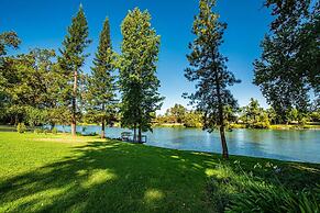 Riverside Holiday Home Sleeps 10