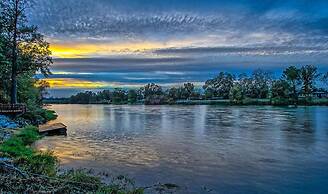 Riverside Holiday Home Sleeps 10