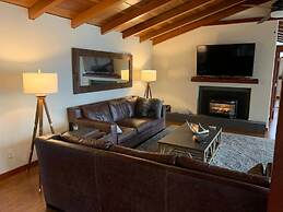 Riverside Holiday Home Sleeps 10