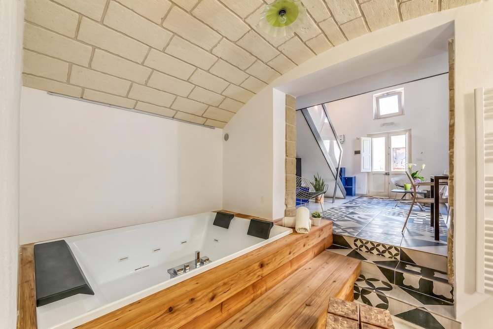 Martano Jacuzzi Suite w/ Terrace & BBQ