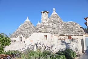 TD Trulli Albapetra Pool & Olive Trees