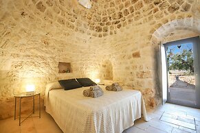 TD Trulli Albapetra Pool & Olive Trees