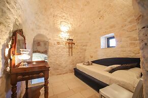TD Trulli Albapetra Pool & Olive Trees