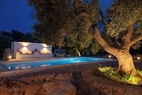 TD Trulli Chiara Tastefully Decorated With Pool