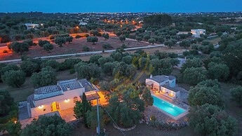 TD Trulli Chiara Tastefully Decorated With Pool