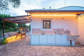 TD Trulli Chiara Tastefully Decorated With Pool