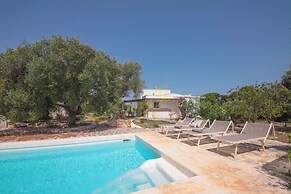 TD Trulli Chiara Tastefully Decorated With Pool