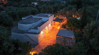 TD Trulli Chiara Tastefully Decorated With Pool