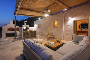 TD Trullo Titiro Vineyard, Wine Cellar & Pool
