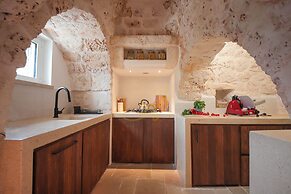 TD Trullo Titiro Vineyard, Wine Cellar & Pool