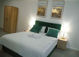 2br(en-suite/ Sleeps 4 With Private Parking