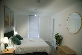 2br(en-suite/ Sleeps 4 With Private Parking